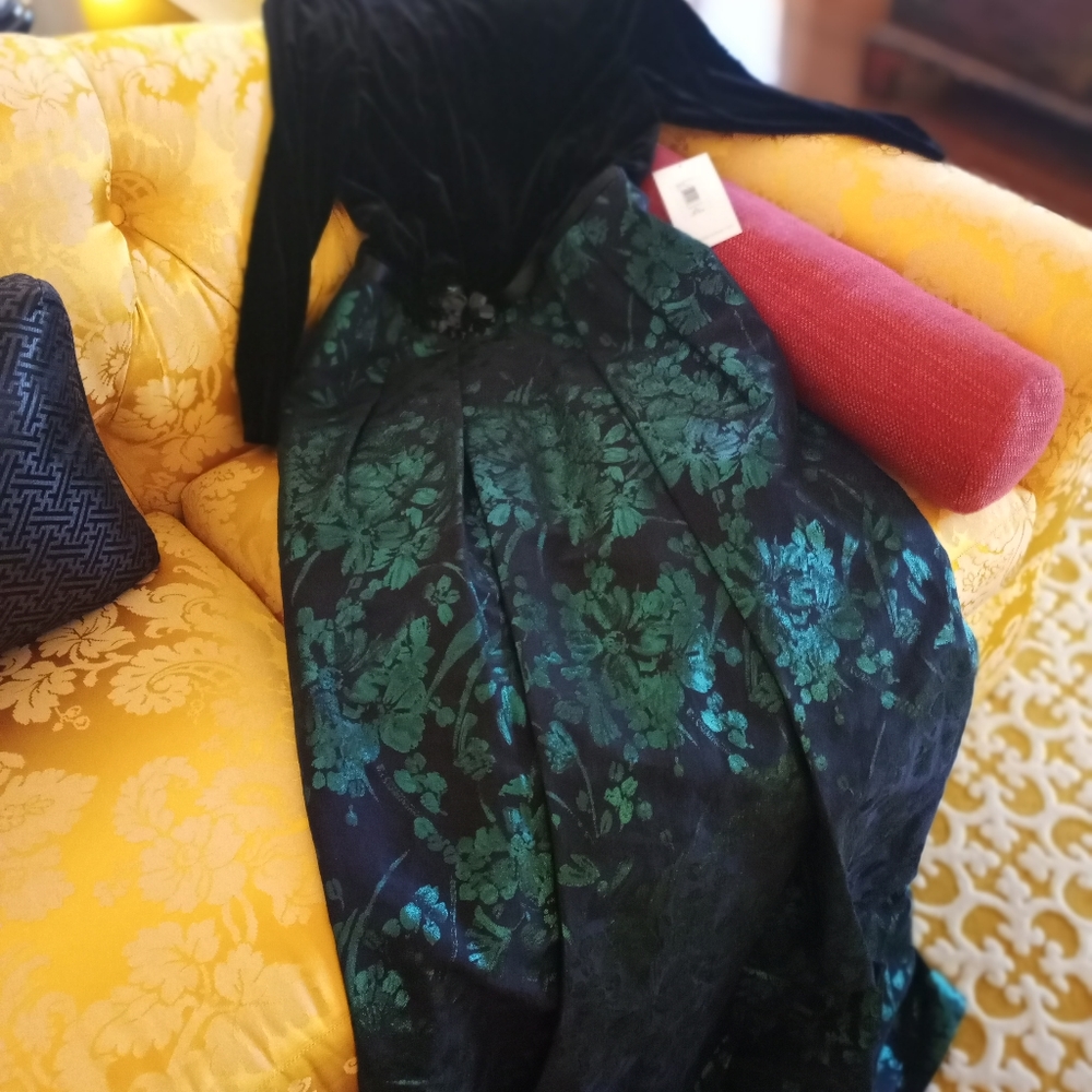 Size 10, Beautiful, new, tags in place! Velvet top emerald brocade.